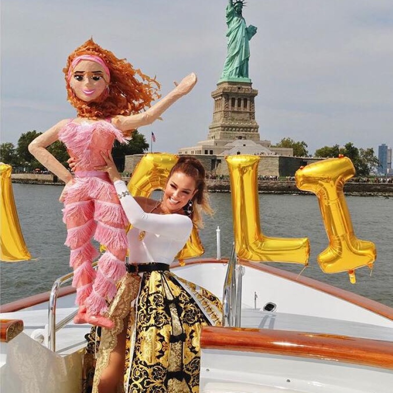 تاليا تحتفل بعيد ميلادها الـ 47 تحت تمثال الحرية في نيويورك