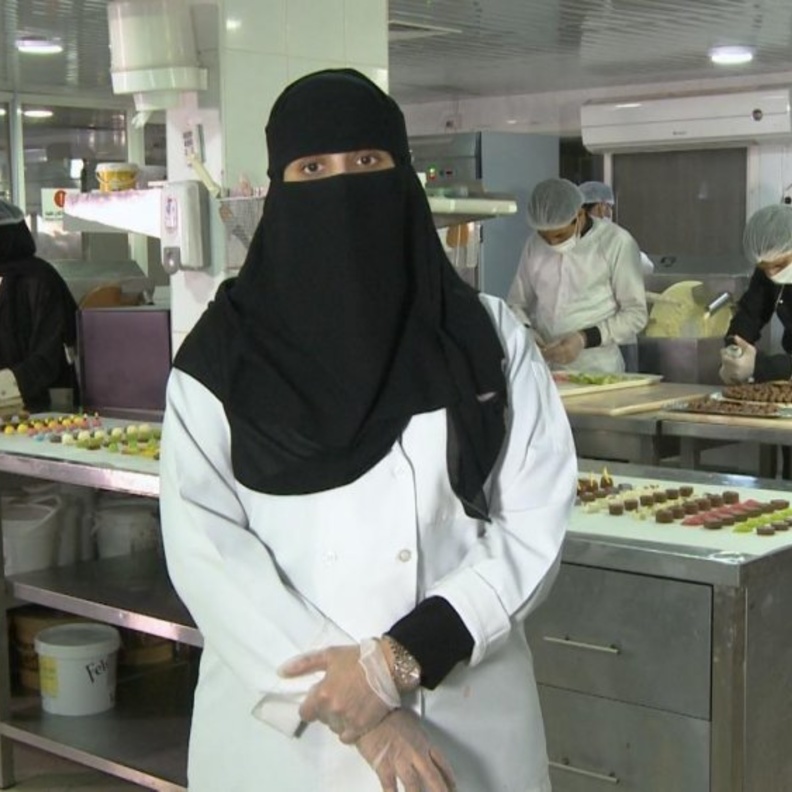 قصة الشابة السعودية أنوار الدوسري مع صناعة الشوكولاتة