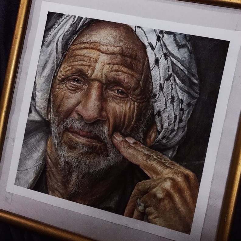 يعشق علي رسم كبار السن
