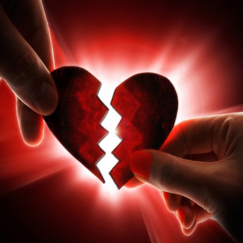 في دبي موظفة تقرض زميلها 4.5 ملايين درهم بدافع الحب فيتزوج زميلتها!