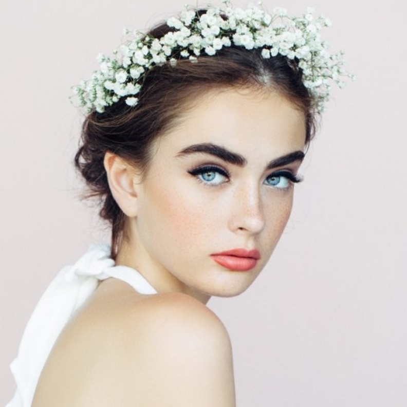 مكياج عروس ناعم مع رسمات الآيلاينر الرفيع