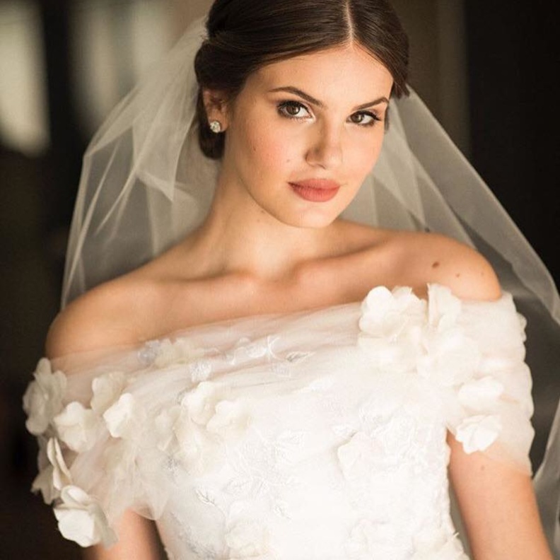 العروسين اثناء دخول مكان الحفل