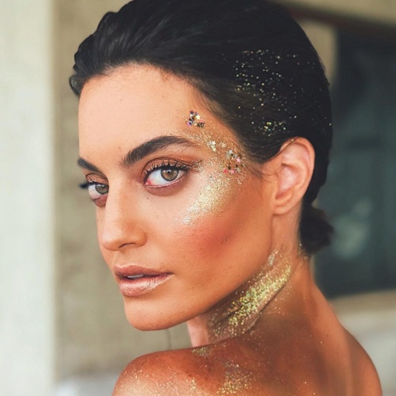 مكياج مبتكر باللون الذهبي باسلوب كارن وازن