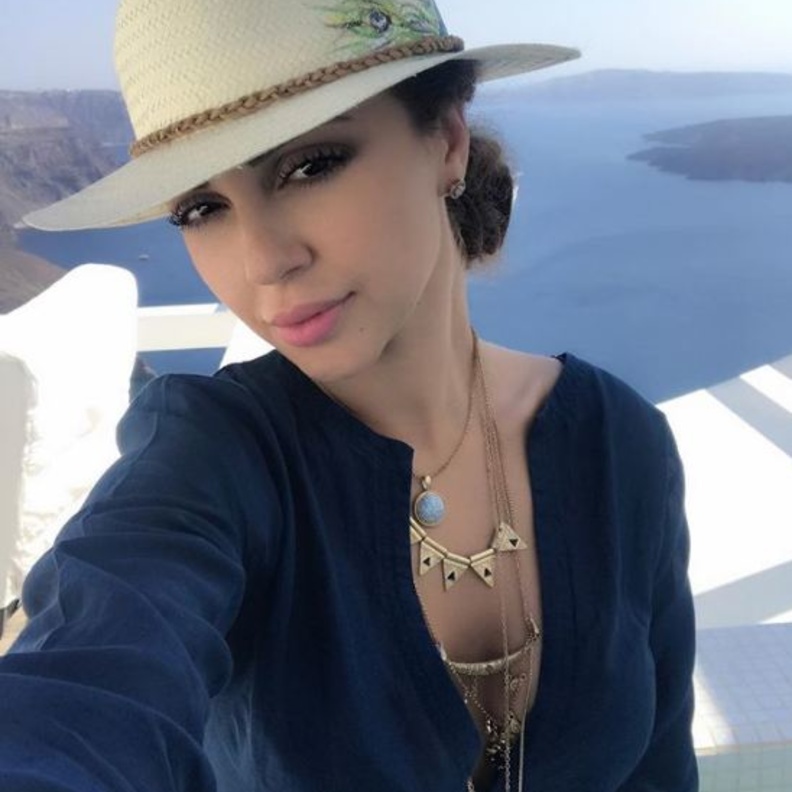 ميريام فارس تحتفل للمرة الرابعة بعيد زواجها في اليونان