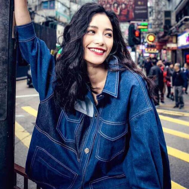 اطلالة شبابية جذابة بالفستان القصيروجاكيت الجينز المزيّن بالطبعات الملونة