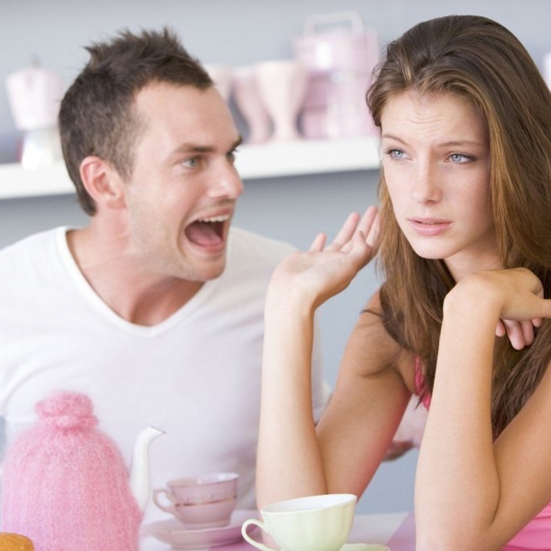 5 أفعال تُمحي شخصية الزوج أمام زوجته