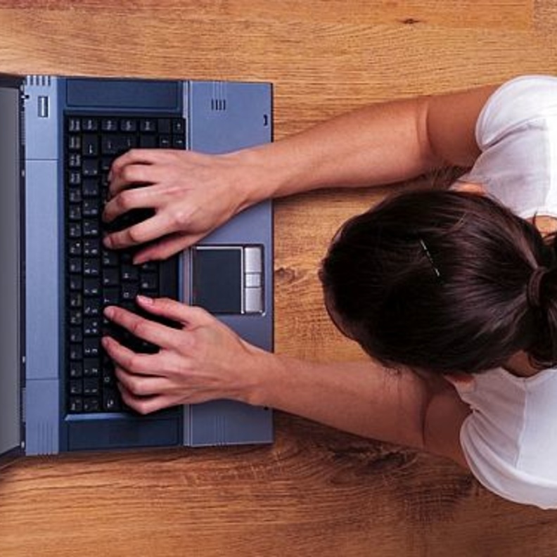 "داخلية الإمارات" تحذر رواد "التواصل الإجتماعي" من الحسابات المزيفة 