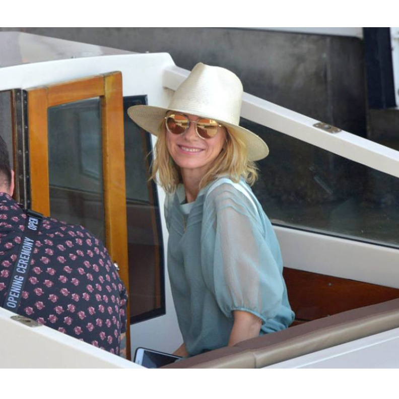 نعومي واتس باطلالة عصرية لحظة وصولها فينيسيا لحضور مهرجان فينيسيا السينمائي