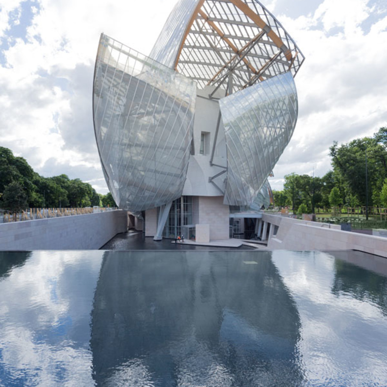 مؤ سسة Louis Vuitton