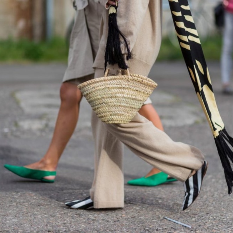 أضيفي لمسات عصرية وجذابة على اطلالاتك بحقائب القش