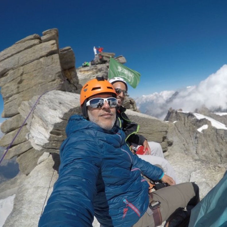  أول مغامران سعوديان يصلان إلى قمة جبال الألب