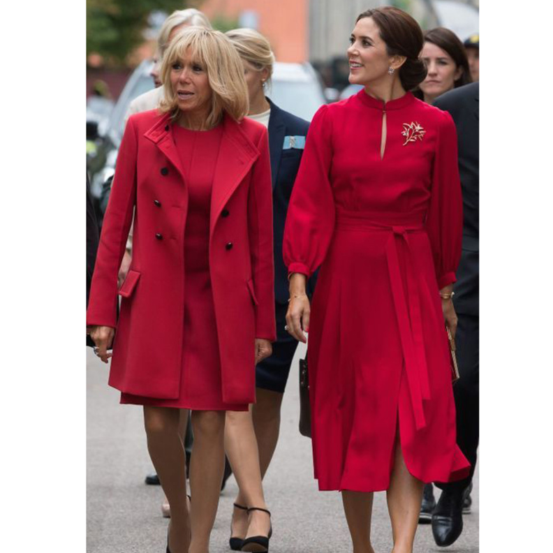 بريجيت ماكرون بفستان أحمر مستقيم وساحر في الدنمارك