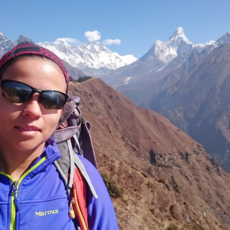 متسلقة الجبال الإماراتية هنادي الهاشمي تسعى إلى تسجيل رقم قياسي جديد