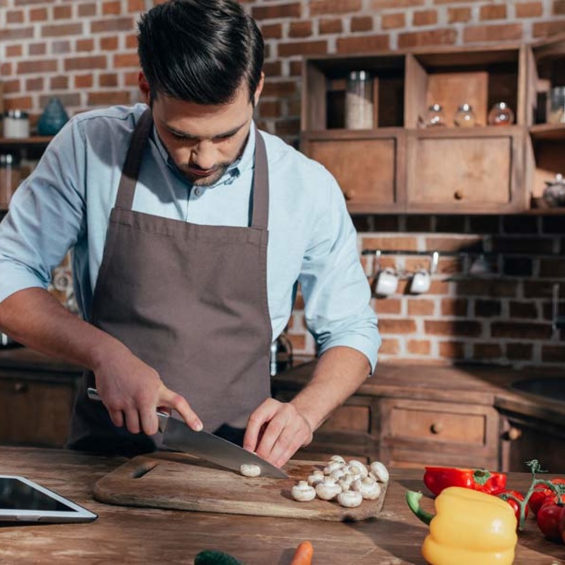 عندما يدخل رجل برج العذراء الى المطبخ فهو يعد طبقاً ليس فقط لذيذ ولكن يبدو مثاليا
