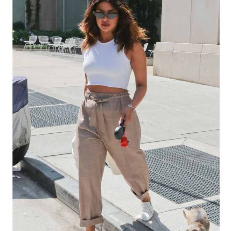 الجميلة بريانكا شوبرا تختار دائما إطلالات جذابة وتليق لها