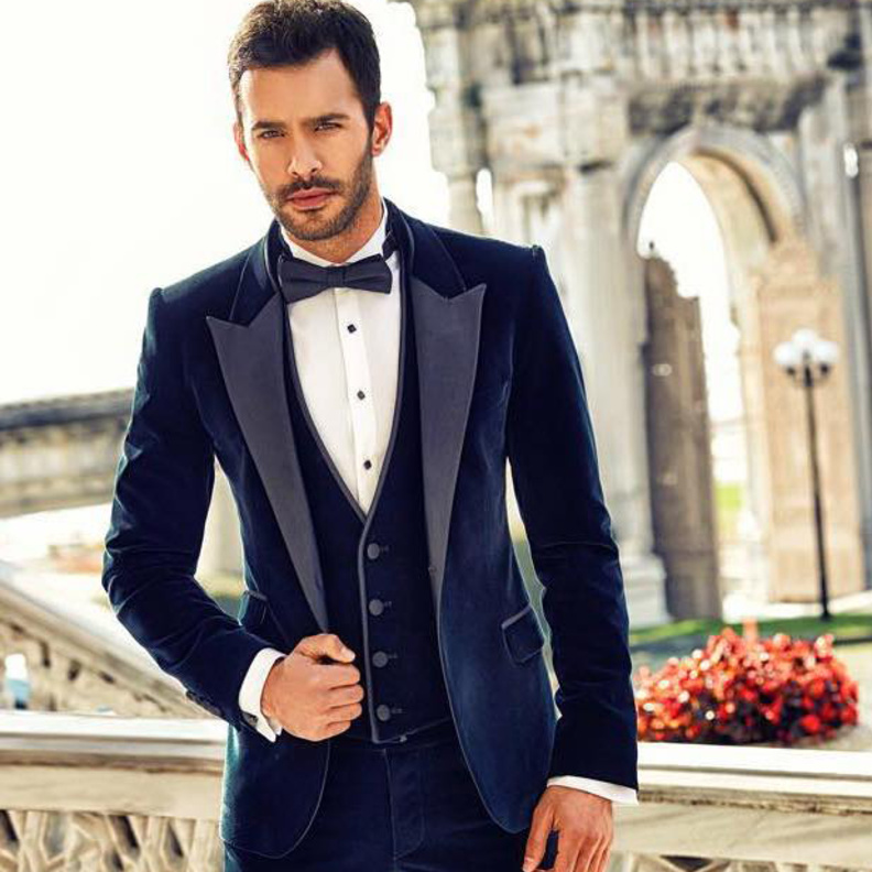 ستايل ملفت وشبابي بالقميص المطبّع مع الفيست وسروال قماشي بلون البيج