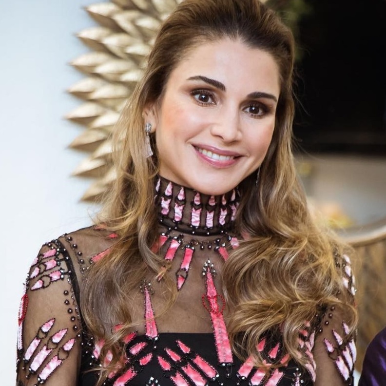 الملكة رانيا تتسم إطلالاتها بالنعومة