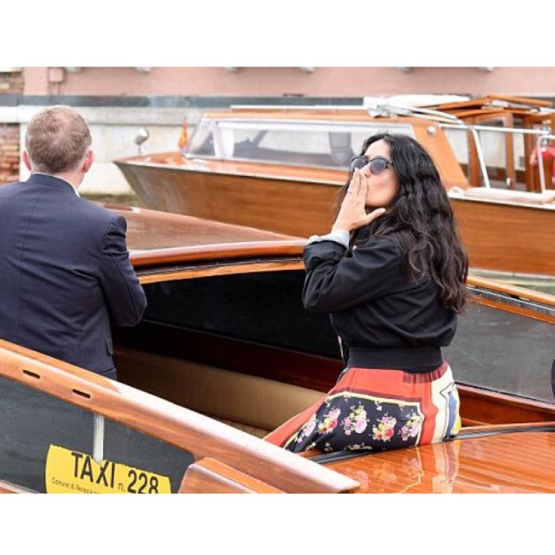 سلمى حايك لحظة وصولها لفينيسيا مع زوجها لحضور فعاليات مهرجان فينيسيا السينمائي