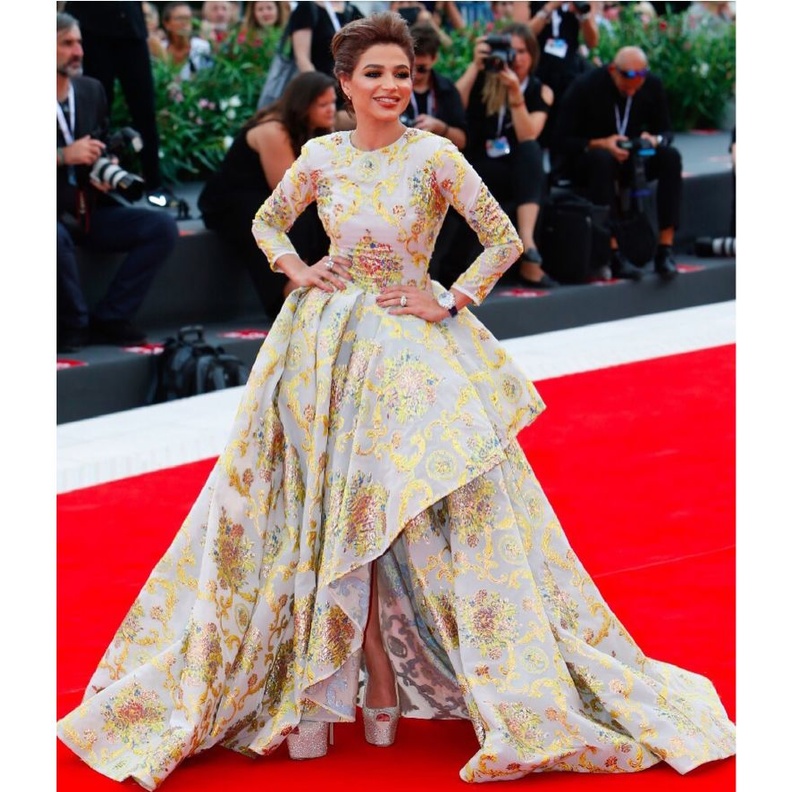 النجمة ‏Lady Gaga‏ بفستان زهري مع الشراريب والريش من دار ‏Valentino