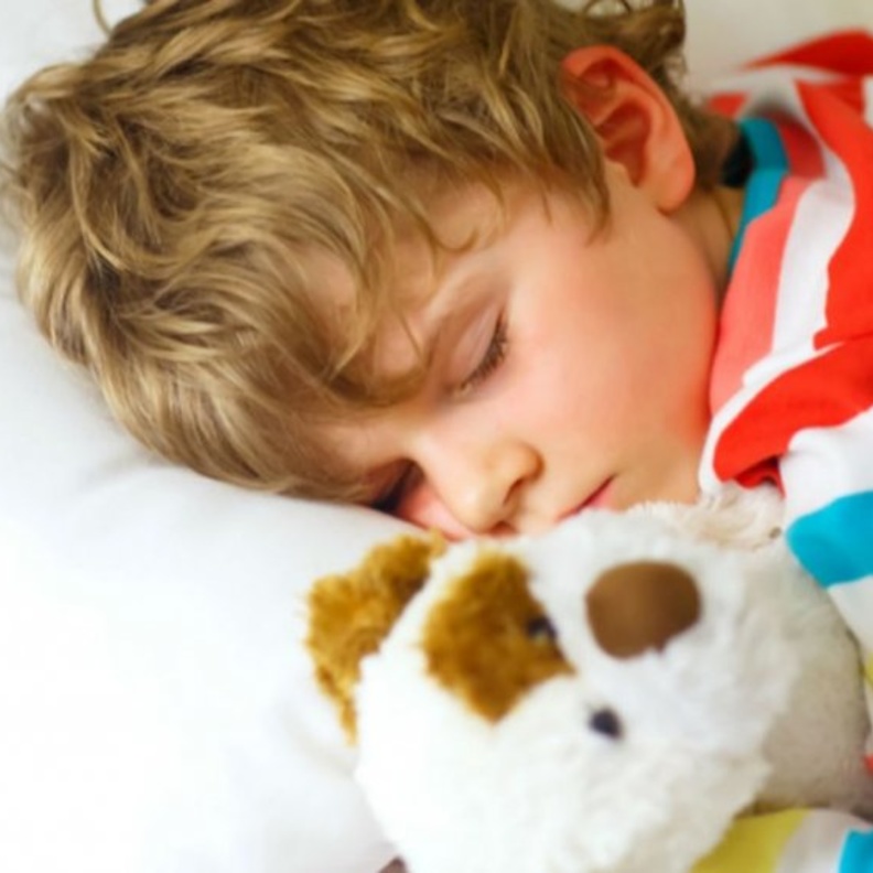 كيفية تعويد الطفل على النوم مبكرا استعدادا للمدرسة