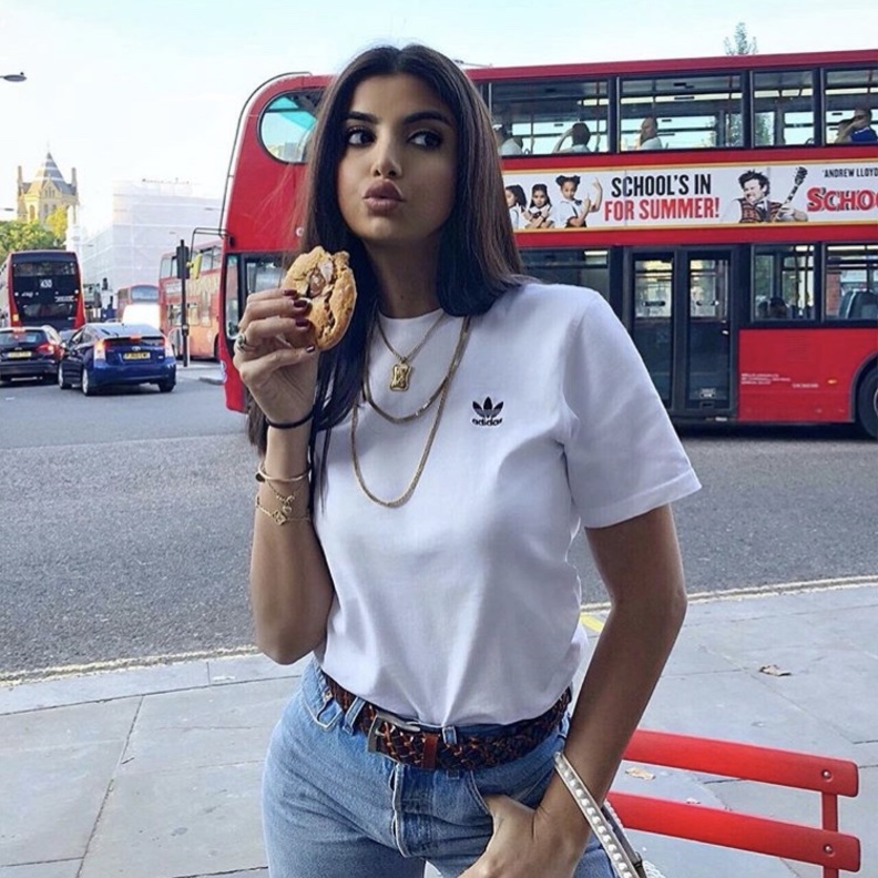 نسقي التيشرت مع اطلالتك بالجينز