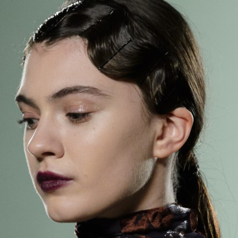  تسريحات الريترو مع الشعر الكاري والغرة الجانبية‏ من Moschino