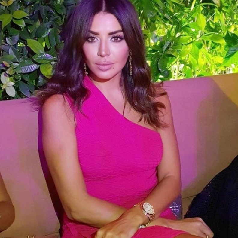 لوك جريء وراقي وانيق في اطلالة امل بشوشة بفستان باللون الاسود القضير مع اكسسوارات جمّلت الاطلالة