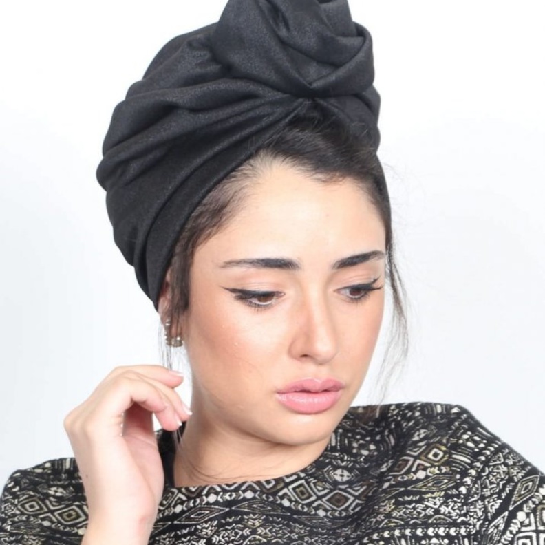 اربطي التوربان من الخلف لكي تضمني ثباته