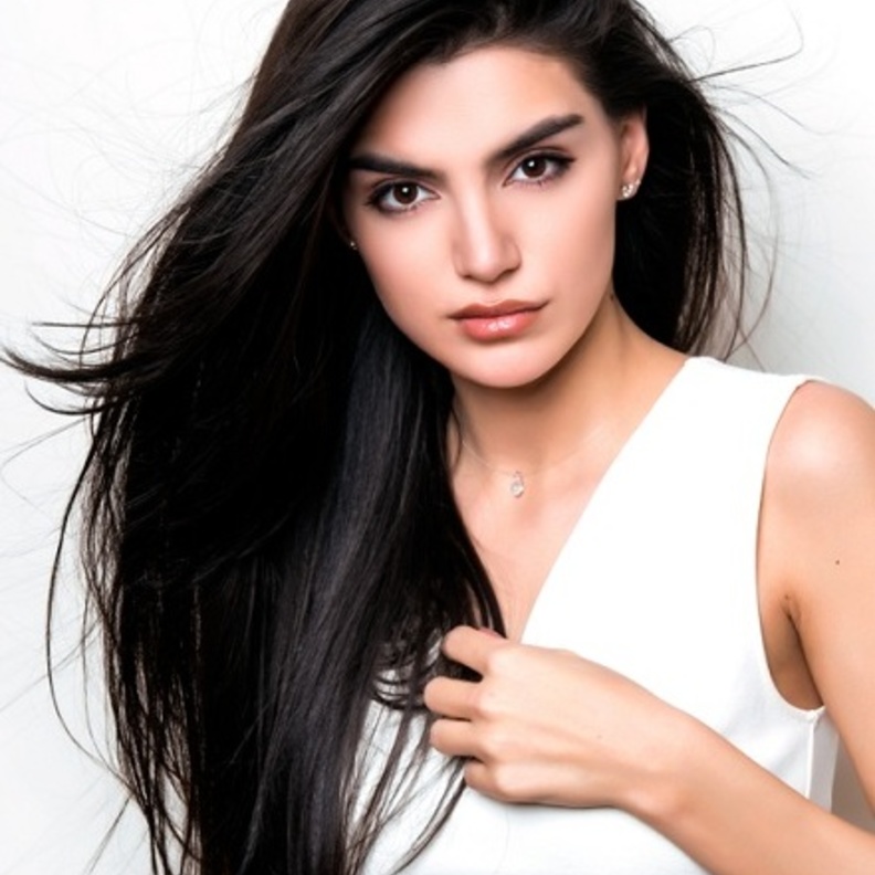 زيت السمسم يساعد على تثبيت لون الشعر الاسود