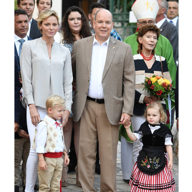 العائلة الحاكمة في موناكو تحتفل بنهاية موسم الصيف بالنزهة الخلوية