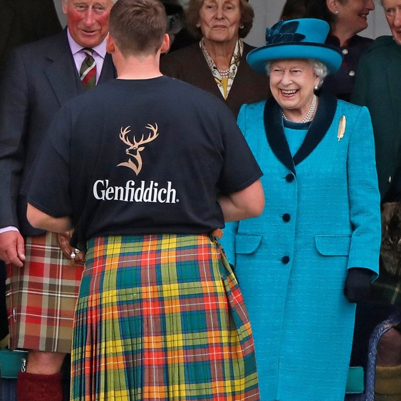 ملكة بريطانيا تتبادل المزاح مع الأمير تشارلز والأميرة آن