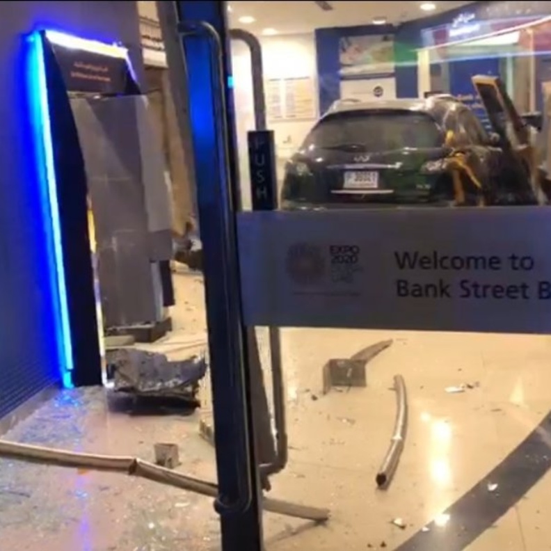 بالفيديو.. سيارة تقتحم بنكاً في دبي