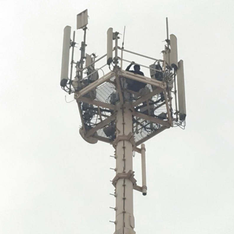  الآسيوي العشريني في أعلى البرج إثر محاولته الانتحار | من المصدر