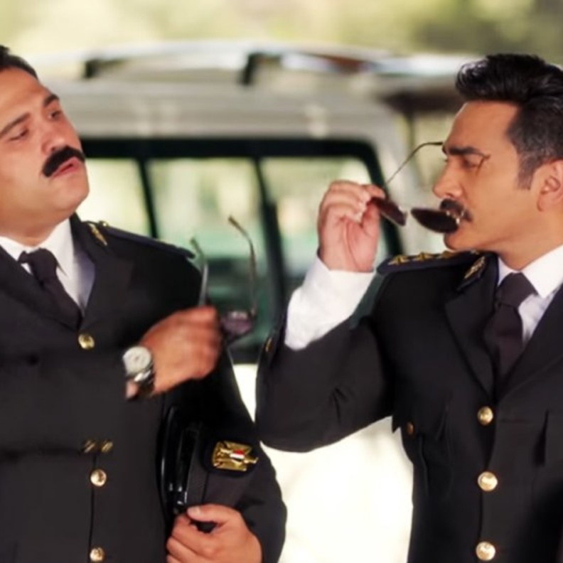 مشهد من فيلم البدلة لأكرم حسني وتامر حسني