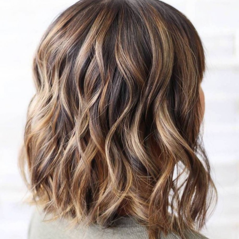 الشعر البني بالخصل الكراميل