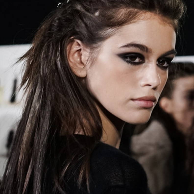 Kaia Gerber بمكياج شبابي جريء