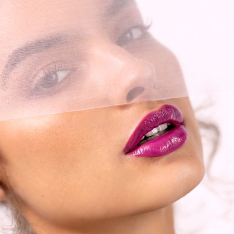 جلسة تصويرية خاصة بـ هي: إطلالات جمالية تنبض أنوثة من Guerlain