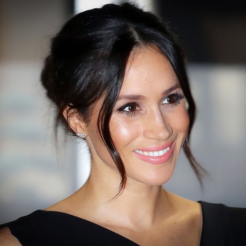 تسريحة الشعر المرفوع