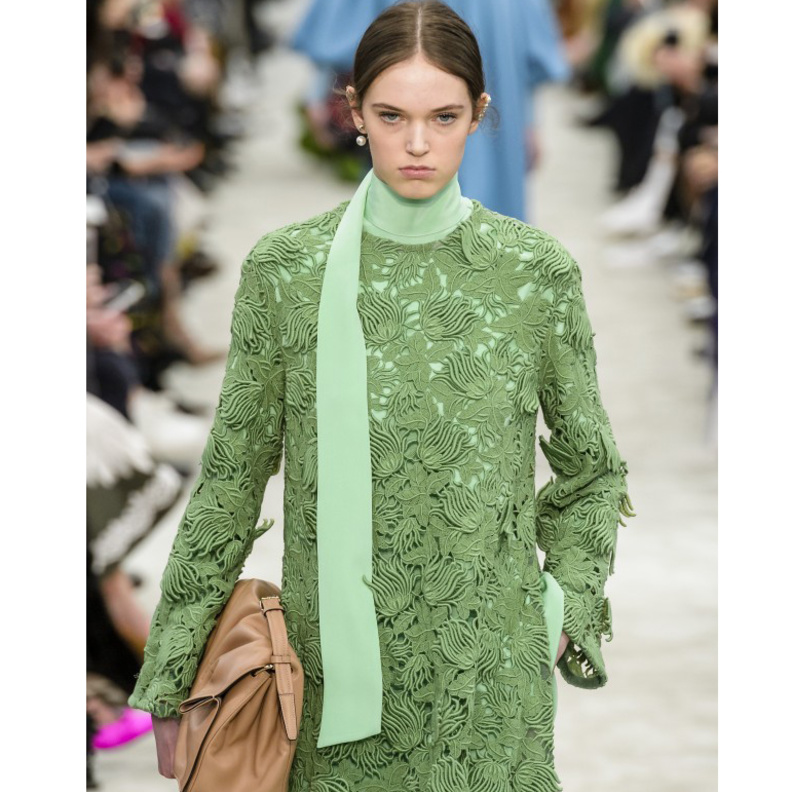 موضة الملابس باسلوب الشال الحريري في شتاء 2019 من 3.1 Phillip Lim