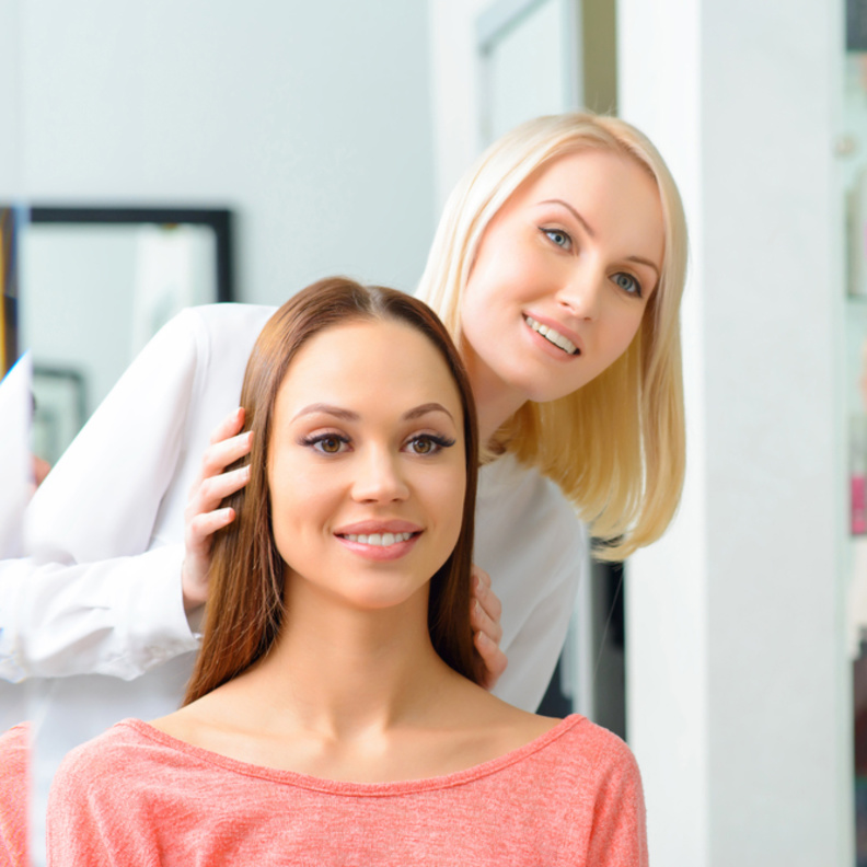 اطلعي المصفف على التسريحات التي تعجبك لاختيار ما يلائم وجهك