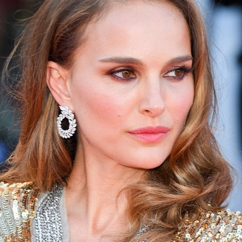 مكياج وردي طبّقيه بأسلوب النجمة ناتالي بورتمان