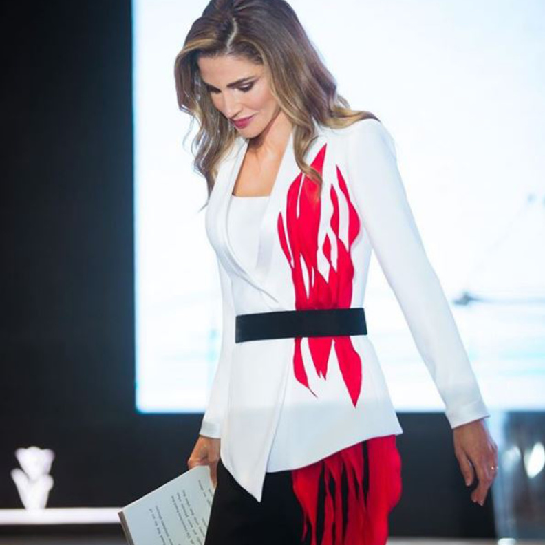 أضافت الى هذه الاطلالة حزاماً أسود يحدد الخصر