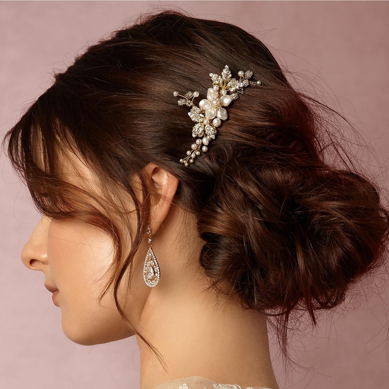 تسريحة ناعمة باللؤلؤ