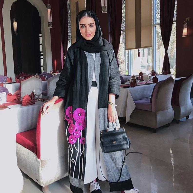 عباية عملية بألوان ملفتة وتفاصيل مطبعة بوحي من اشكال الورود