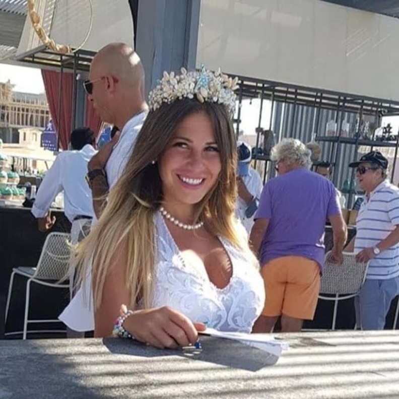 فستان منة حسين فهمي