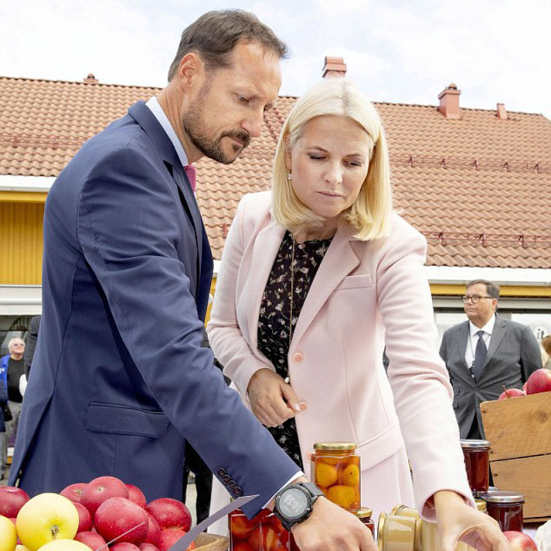 الأمير هاكون والأميرة ميت ماريت يتجولان وسط الطبيعة في سفيلفيك