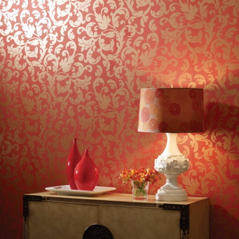 ورق جدران ميتاليك ببريق الفضي لغرفة جلوس مودرن