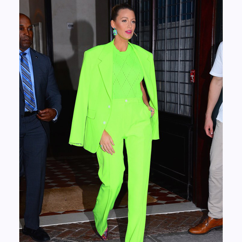 جيجي حديد خلال إحدى الجلسات التصويرية باللون الأورانج النيون