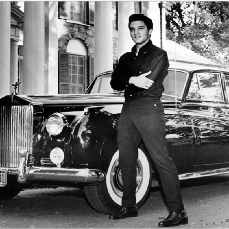 امتلك ملك الروك أند رول الأمريكي الراحل ألفيس بريسلي أكثر من 200 سيارة في حياته