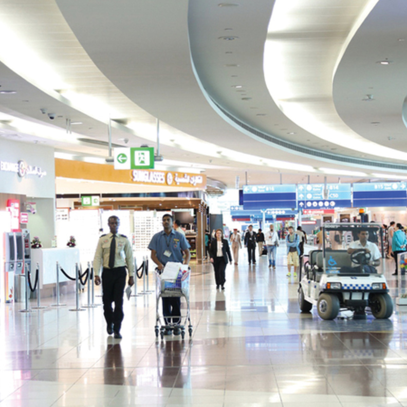 شرطة دبي تعيد إمرأة مسنة إلى عائلتها في جنوب إفريقيا